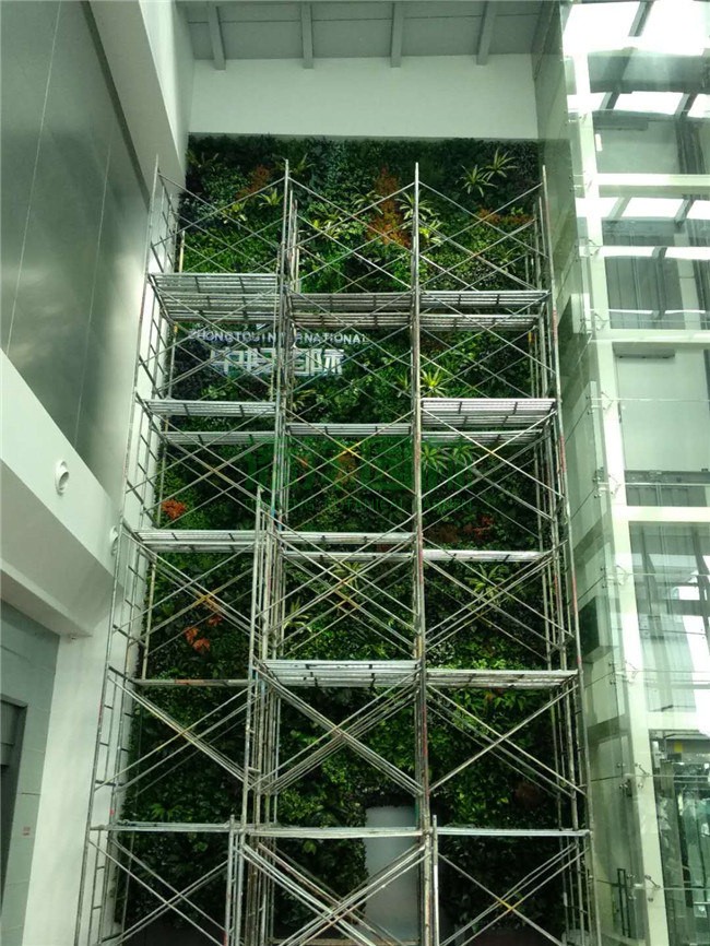 商業(yè)大廳高空垂直綠化仿真墻安全設(shè)計與施工
