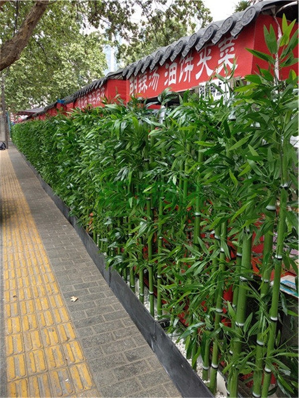 胡家廟仿真竹子隔斷，戶外小吃街仿真竹排裝飾